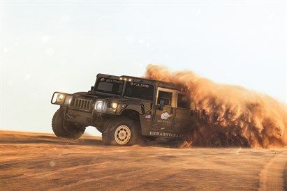 Bezceļu brauciens ar agresīvo HUMMER H1 