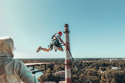 “Ropejumping” solo lēciens no Slokas papīrfabrikas torņa