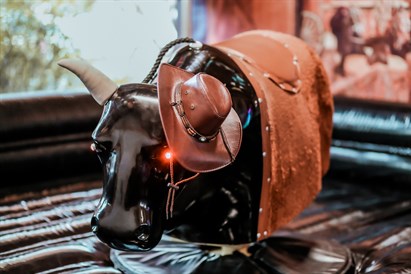 Izklaide uz mehāniskā RODEO buļļa „Rīgas Moto Hallē”