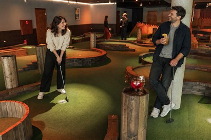 “Swings Golf” dāvanu karte – minigolfs un kokteiļi Rīgas centrā
