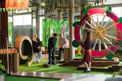 Azartisks minigolfa izaicinājums komandai "Swings Golf" Rīgā