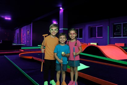 Bērnu ballīte ar telpu svinībām un neona minigolfu 