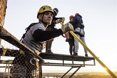 “Fall in Love” lēciens diviem no Slokas papīrfabrikas torņa un VIDEO