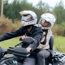 Randiņš ar divvietīgo kvadriciklu meža takās