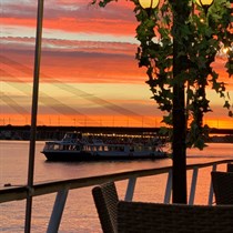 Romantiskais saulrieta kruīzs pa Daugavu līdz Jūras vārtiem 2 personām 