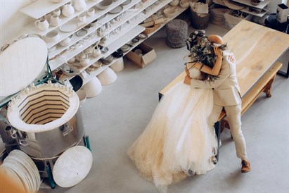 Kāzu dienas rituāls jaunajam pārim “Laima Ceramics” studijā