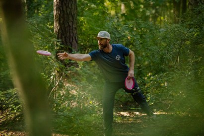 Disku golfa spēle diviem – aizraujoša atpūta dabā