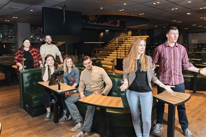 “O’Linclusive” boulings un draugu vakariņas restorānā 