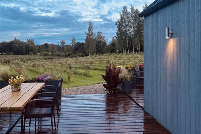 Brīvdienu māja ar kublu – ģimenes atpūta Smiltsērkšķu namiņā