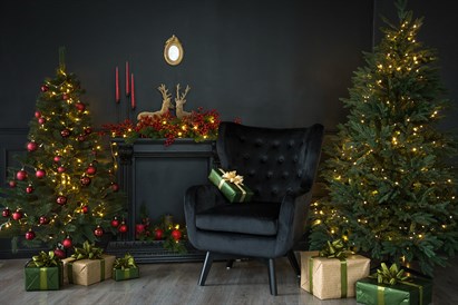 Ziemassvētku fotosesija ar tematiskajām dekorācijām