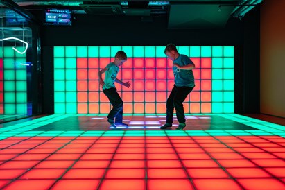 Izklaide “Catch Pixel” interaktīvo spēļu parkā 