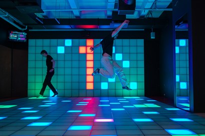 Izklaide “Catch Pixel” interaktīvo spēļu parkā 