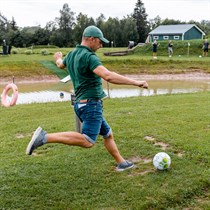 Futbolgolfa spēle Siguldas futbolgolfa parkā diviem