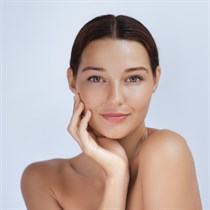 Sejas vai ķermeņa ādas reljefa izlīdzināšana ar lipolītiķiem