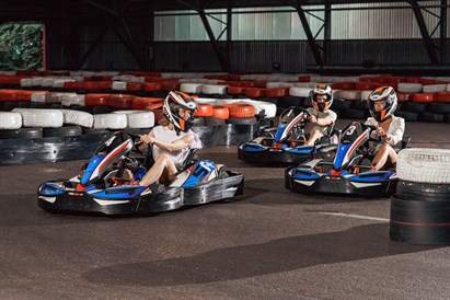 Izaiciniet viens otru “Biķernieku kartinga hallē”