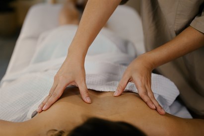 Apvienotā skaistuma procedūra ar ārstniecisko pilno ķermeņa masāžu un RF sejas liftingu