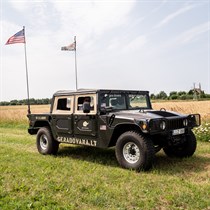 Bezceļu brauciens ar agresīvo HUMMER H1