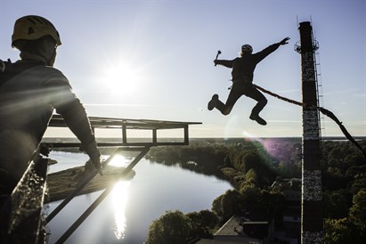 Privāts pasākums ar lēcienu no 47 m augstuma un atmiņu VIDEO 