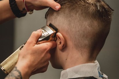 Matu griezums vīriešu frizētavā „Beren Barbershop”   