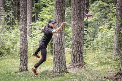 Disku golfa spēle “airBaltic Disc Golf Park” Mežaparkā