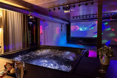 Baseins un ekskluzīva kino nakts 4 personām “Skyhouse SPA Cinema”
