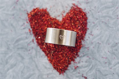 Rotas ar gravējumu – tērauda gredzenu izgatavošanas darbnīca 