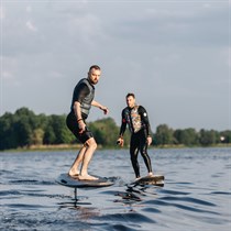 Kopīgs eFoil piedzīvojums virs ūdens diviem Rīgā