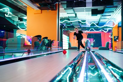 Vienīgais Baltijā – Mini boulings ar mazo bumbu “Catch Pixel” izklaides parkā