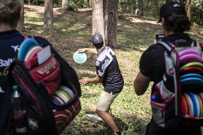 Disku golfs ar draugiem – jautra aktīvā atpūta dabā