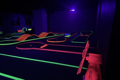 Randiņš neona gaismās – minigolfs “Play4score” telpās