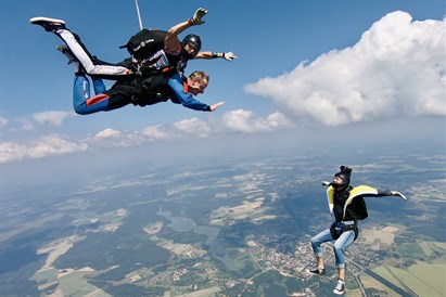 Tandēma lēciens ar izpletni no 4000 metru augstuma Limbažos + foto/video