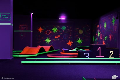 Randiņš neona gaismās – minigolfs “Play4score” telpās