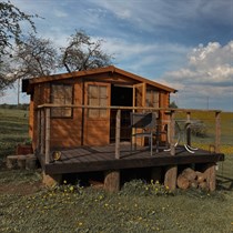 Pastaiga pa sajūtu taku un nakšņošana mazajā mājiņā “Starp debesīm un zemi”