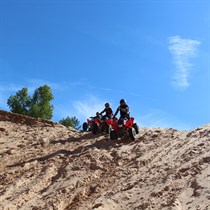 Kvadraciklu piedzīvojums meža trasē