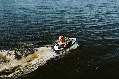 Pāru izklaide ar ūdens motociklu Ķīšezerā