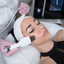 Trīs procedūru komplekss sejas ādas liftingam 