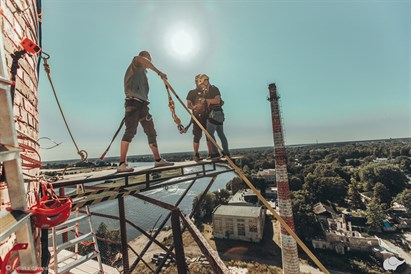 “Fall in Love” lēciens diviem no Slokas papīrfabrikas torņa un VIDEO