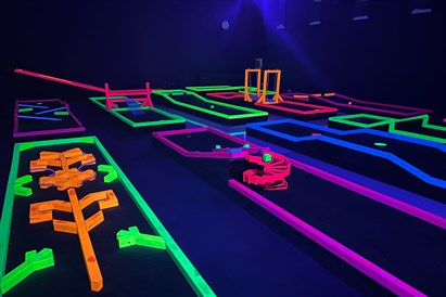 Neona minigolfs ģimenei “Golfiņš” telpās