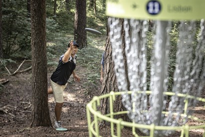 Disku golfa spēle “airBaltic Disc Golf Park” Mežaparkā
