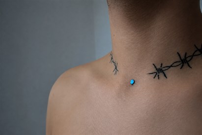 Dziļā mikrodermālā pīrsinga caurduršana “VeAn Tattoo” studijā