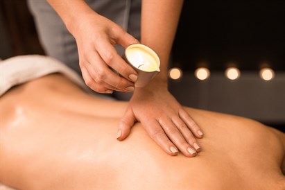 Siltā masāža ar masāžas sveci