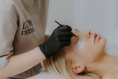 Uzacu un skropstu laminēšana, korekcija un krāsošana salonā “LUMIDERMA”