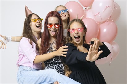 Meiteņu ballīte ar jautru fotosesiju “SelfieLab” studijā Rīgā