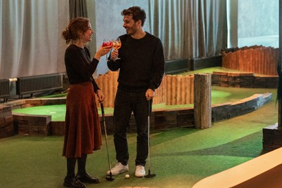 Vakars diviem ar kokteiļiem – minigolfs un bārs “Swings Golf” Rīgas centrā