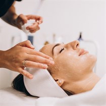 “Golden Line” dziļas iedarbības procedūra sejas ādas palutināšanai 