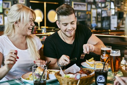 “O’Linclusive” boulings un draugu vakariņas restorānā 