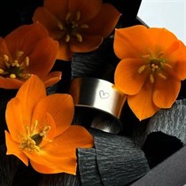 Rotas ar gravējumu – tērauda gredzenu izgatavošanas darbnīca 