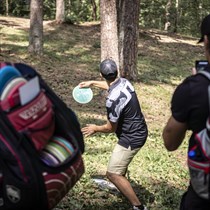 Disku golfs ar draugiem – jautra aktīvā atpūta dabā