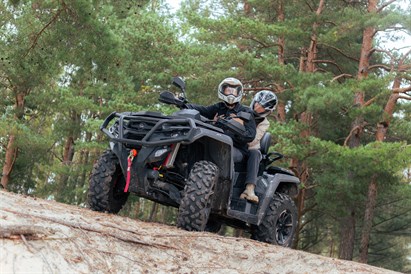 Brauciens ar divvietīgo kvadriciklu meža takās