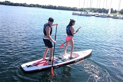 Draugu piedzīvojums uz lielā SUP dēļa Jūrmalā